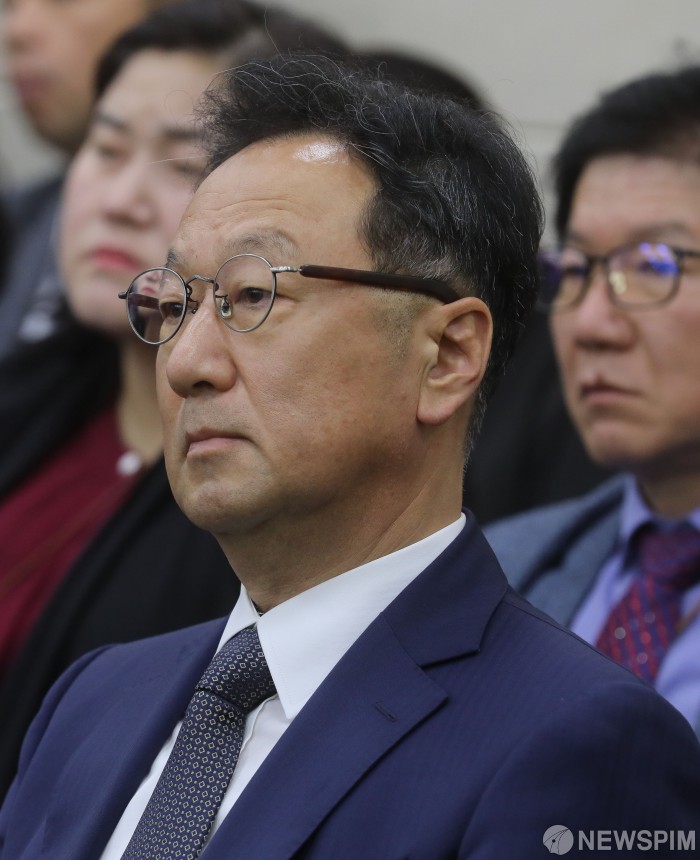 [서울=뉴스핌] 최상수 기자 = 이우석 코오롱생명과학 대표가 7일 오후 서울 여의도 국회 보건복지위원회에서 열린 식품의약품안전처, 한국식품안전관리인증원 등에 대한 국정감사에 참석하고 있다. 2019.10.07 kilroy023@newspim.com