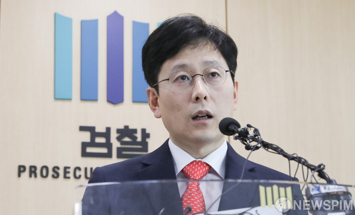 [서울=뉴스핌] 최상수 기자 = 여환섭 법무부 검찰과거사위원회 수사 권고 관련 수사단장이 4일 오전 서울 송파구 서울동부지방검찰청에서 김학의 전 법무부 차관과 건설업자 윤중천 씨에 대한 중간수사결과 발표를 하고 있다. 2019.06.04 kilroy023@newspim.com