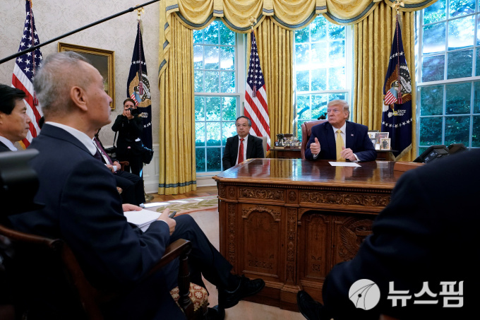 도널드 트럼프 미국 대통령과 류허 중국 국무원 경제 담당 부총리가 백악관에서 만남을 가졌다. [사진=로이터 뉴스핌]