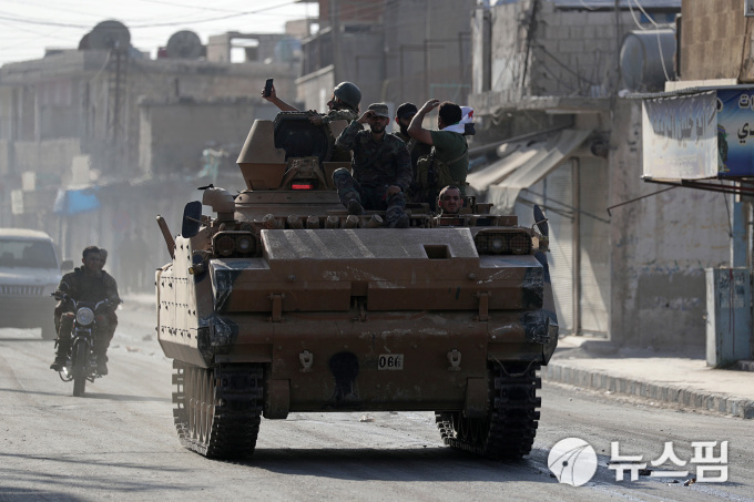 시리아 북부 탈 아브야드에서 터키의 지원을 받는 시리아 반군 전사들이 장갑차로 이동하고 있다. 2019.10.13 [사진=로이터 뉴스핌]