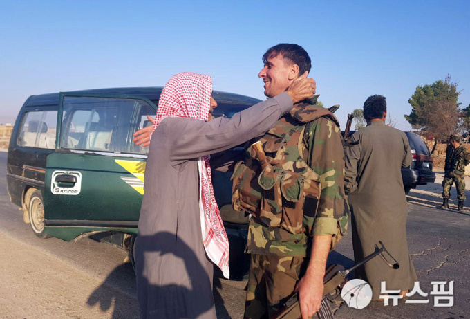 [텔 타머 로이터=뉴스핌] 김근철 기자=시리아 북동부 텔 타머의 쿠르드족 주민이 14일(현지시간) 터키의 군사작전에 맞서 진입한 시리아 정부군을 맞아 환영하고 있다. 2019.10.14.