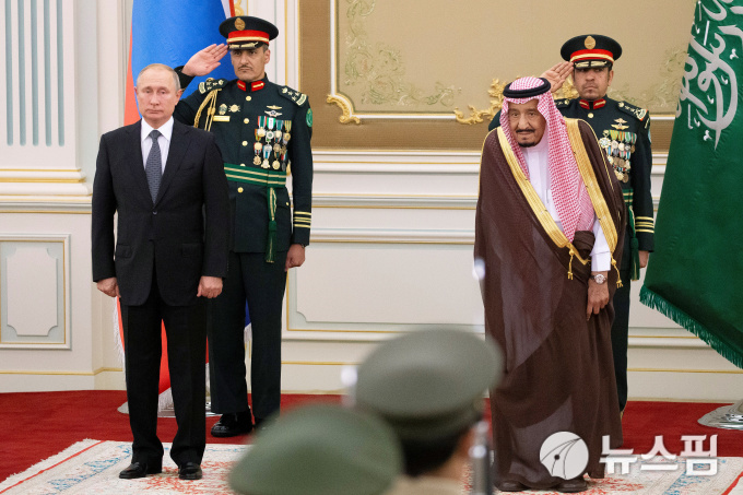 사우디아라비아를 방문한 블라디미르 푸틴 러시아 대통령(왼쪽)이 14일(현지시간) 리야드에서 살만 빈 압둘아지즈 사우디 국왕과 함께 환영식에 참석해 있다. 2019.10.14. [사진= 로이터 뉴스핌]