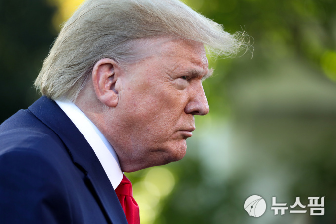 도널드 트럼프 미국 대통령이 10일(현지시간) 워싱턴 D.C. 백악관 사우스론(남쪽 뜰)에서 미네소타주로 떠나기 전 취재진의 질문에 답하고 있다. 2019.10.10. [사진= 로이터 뉴스핌]