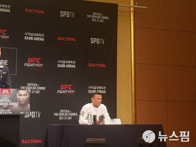 질문을 듣고 있는 정찬성. [사진= 김태훈 기자]