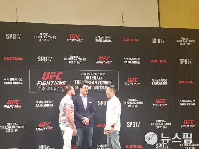 얼굴을 맞대고 있는 정찬성(오른쪽)과 오르테가. [사진= 김태훈 기자]