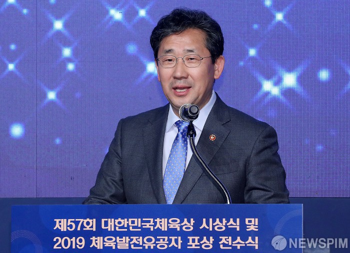 [서울=뉴스핌] 정일구 기자 = 박양우 문화체육관광부 장관이 15일 오후 서울 중구 더 플라자호텔에서 열린 '제57회 대한민국체육상 시상식 및 2019 체육발전유공자 포상 전수식'에서 축사를 하고 있다. 2019.10.15 mironj19@newspim.com