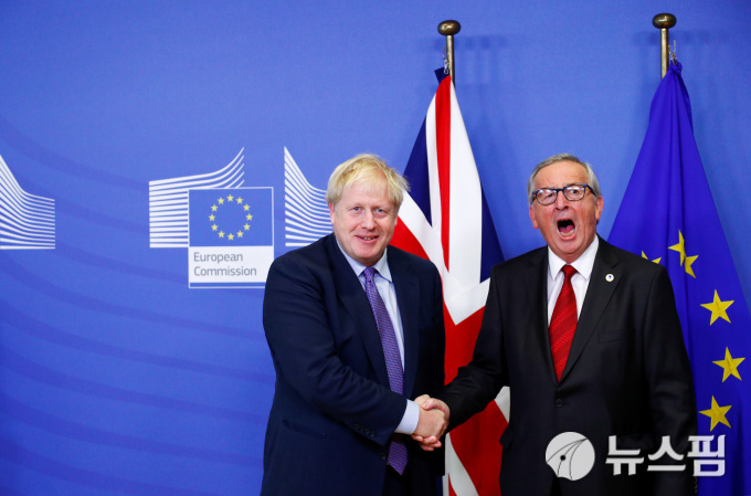 보리스 존슨 영국 총리(왼쪽)와 장 클로드 융커 유럽연합(EU) 집행위원장이 17일(현지시간) 벨기에 브뤼셀에서 열린 EU 정상회의장에서 만나 악수하고 있다. 영국과 EU는 이날 브렉시트 초안에 극적으로 합의했다. 2019.10.17. [사진=로이터 뉴스핌]