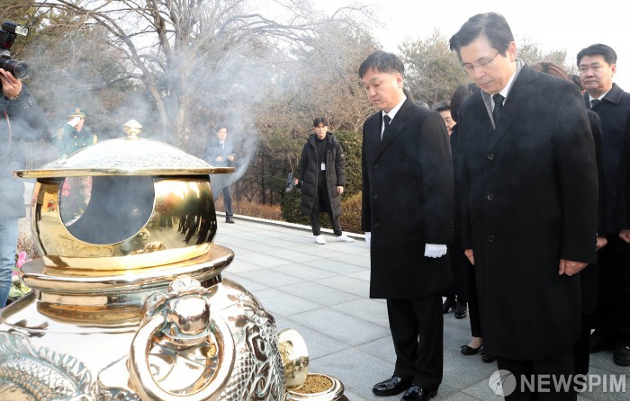 [서울=뉴스핌] 윤창빈 기자 = 자유한국당 황교안 신임 당대표가 28일 오전 서울 동작구 국립서울현충원 박정희 전 대통령 묘역을 참배하고 있다. 2019.02.28 pangbin@newspim.com