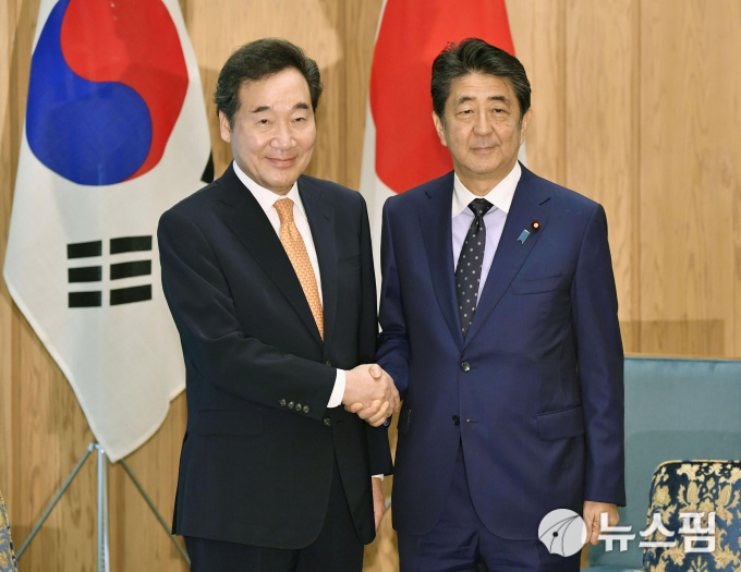 이낙연 총리(좌)와 아베 총리가 회담 전 악수를 나누고 있다. [사진=로이터 뉴스핌]