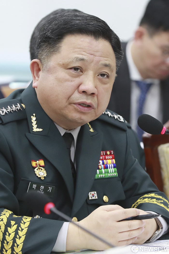 [서울=뉴스핌] 이형석 기자 = 박한기 합동참모본부장이 지난 21일 오전 서울 여의도 국회 국방위원회에서 열린 국방부, 병무청, 방위사업청, 합동참모본부, 육·해·공군본부, 해병대사령부 동시 수감기관 종합 국정감사에서 의원 질의에 답하고 있다. leehs@newspim.com