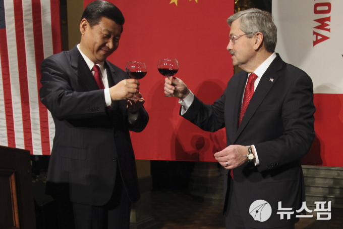 2012년 2월 15일 미국 아이오와 디모인에 위치안 주정부 청사를 방문한 시진핑(習近平) 당시 중국 국가 부주석이 테리 브랜스테드 아이오와 주지사에게 환영받고 있는 모습. 2012.02.15. [사진=로이터 뉴스핌]