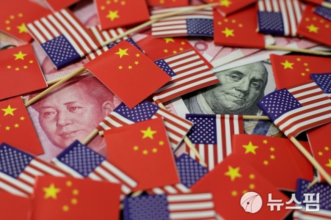 미국 달러화 및 중국 위안화와 양국 국기 [사진=로이터 뉴스핌]