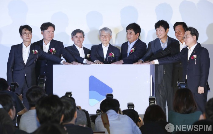 [서울=뉴스핌] 이한결 기자 = 16일 오후 서울 중구 정동1928 아트센터에서 열린 '웨이브 출범식'에서 참석 내빈들이 세레모니를 하고 있다. 왼쪽부터 이태현 콘텐츠웨이브 대표이사, 최승호 MBC 사장, 양승동 KBS 사장, 최기영 과학기술정보통신부 장관, 한상혁 방송통신위원회 위원장, 박정훈 SBS 사장, 박정호 SK텔레콤 사장, 고삼석 방송통신위원회 상임위원.  2019.09.16  alwaysame@newspim.com