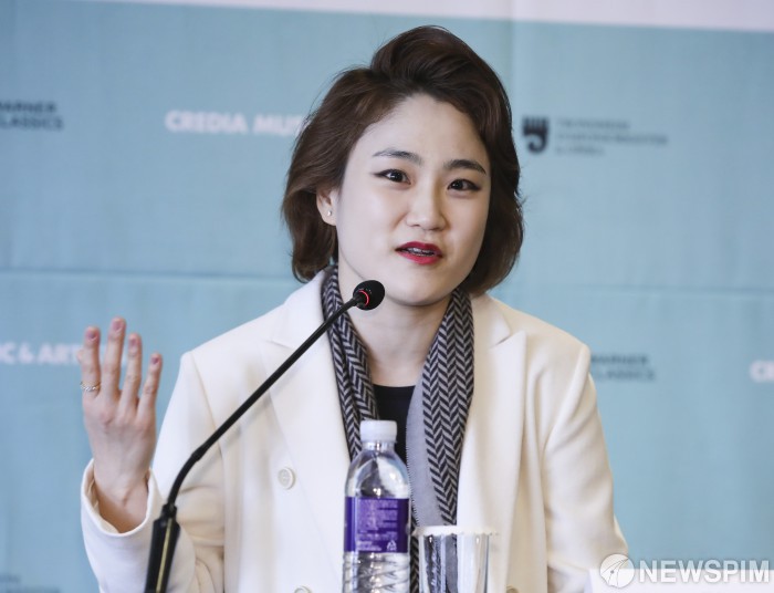 [서울=뉴스핌] 이한결 기자 = 지휘자 겸 첼리스트 장한나가 11일 오후 서울 중구 더플라자 호텔에서 열린 '장한나 & 트론헤임 심포니 오케스트라 기자간담회'에서 소개를 하고 있다. 2019.11.11  alwaysame@newspim.com