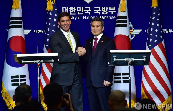 [서울=뉴스핌] 사진공동취재단 = 정경두 국방부 장관(오른쪽)과 마크 에스퍼 미 국방부 장관이 15일 서울 용산구 국방부에서 제51차 한·미 안보협의회(SCM) 고위회담을 마치고 기자회견을 갖은 뒤 손을 맞잡고 있다.  2019.11.15 photo@newspim.com