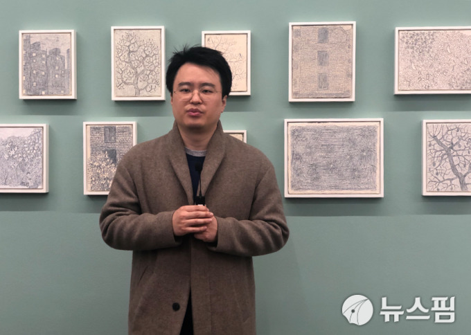 [서울=뉴스핌] 이현경 기자 = '그저 그런 풍경' 시리즈 앞에서 문성식 작가 2019.11.28 89hklee@newspim.com