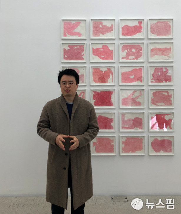 [서울=뉴스핌] 이현경 기자 = '인간적인 너무나 인간적인' 작품 앞에서 문성식 작가 2019.11.28 89hklee@newspim.com