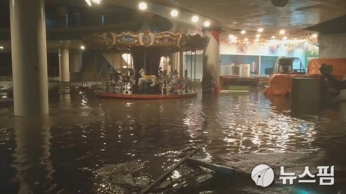 [레가스피 로이터=뉴스핌] 권지언 기자 = 2일(현지시각) 필리핀 레가스피에서 태풍 '간무리'로 인해 한 놀이공원이 물에 잠긴 영상이 소셜미디어 상에 올라왔다. 2019.12.02