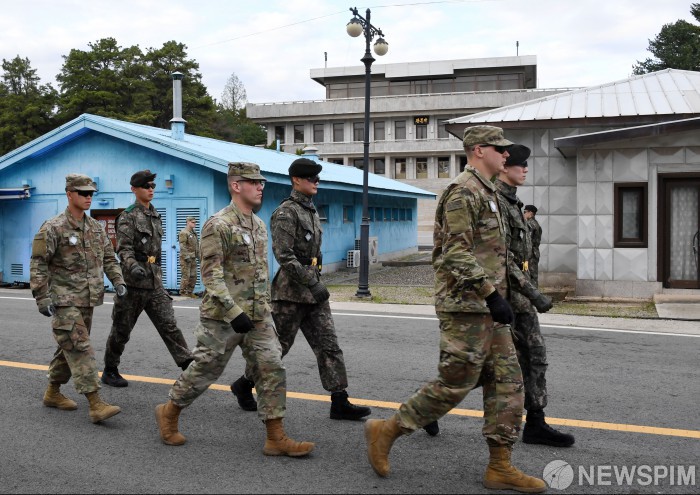 4월 26일 경기도 파주시 판문점에서 '4.27 판문점선언 1주년 기념식' 리허설이 열렸다. 판문점 남측에서 주한미군과 한국군이 이동하고 있다. 2019.04.26 [사진=공동취재단]