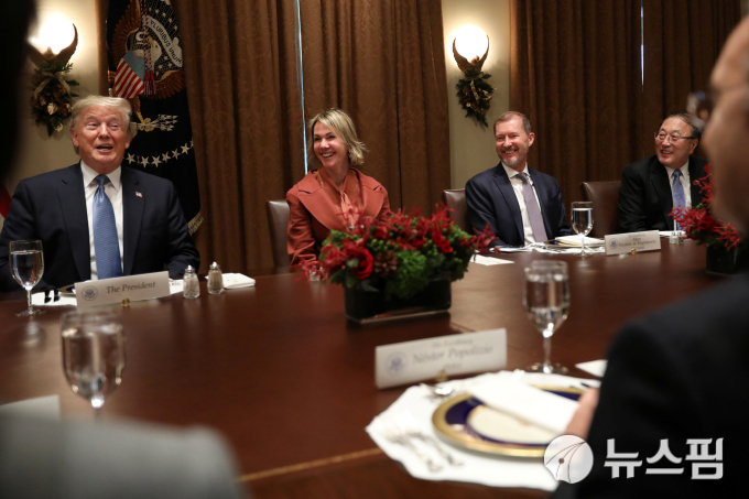 [워싱턴 로이터=뉴스핌]김근철 기자=도널드 트럼프 미국 대통령(왼쪽)이 5일(현지시간) 백악관에서 켈리 크래프트 유엔 주재 미국 대사 등 유엔 안보리 이사국 대사들과 오찬을 함께 하고 있다.  2019.12.05 kckim100@newspim.com