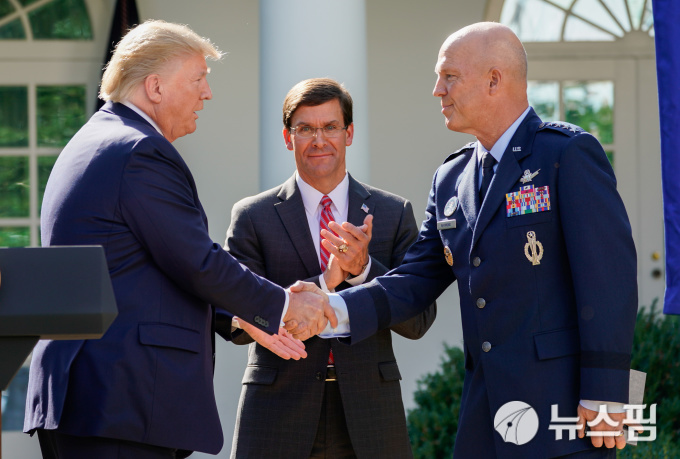 백악관 로즈가든에서 개최된 미국 우주사령부 공식 출범식에서 마크 에스퍼 국방장관이 지켜보는 가운데 도널드 트럼프 미국 대통령이 우주사령관으로 임명된 존 레이먼드 공군 대장과 악수를 나누고 있다. [사진=로이터 뉴스핌]