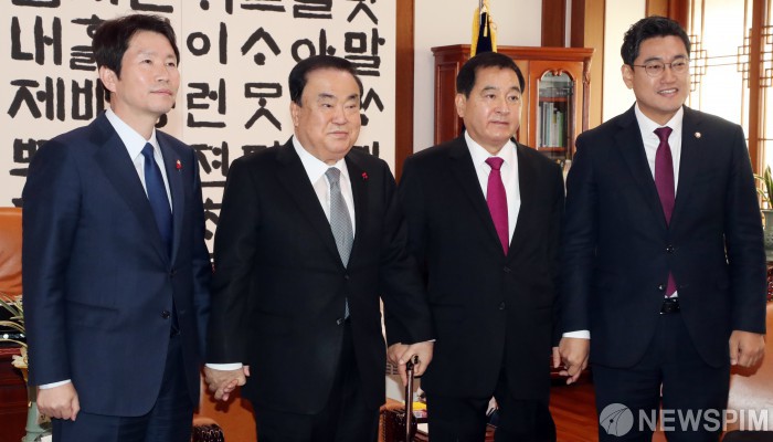 [서울=뉴스핌] 최상수 기자 = 문희상 국회의장이 지난 13일 서울 여의도 국회 의장실에서 여야3당 원내대표들과 회동을 하고 있다. 오른쪽 부터 오신환 바른미래당 원내대표, 심재철 자유한국당 원내대표, 문 의장, 이인영 더불어민주당 원내대표. 2019.12.13 kilroy023@newspim.com