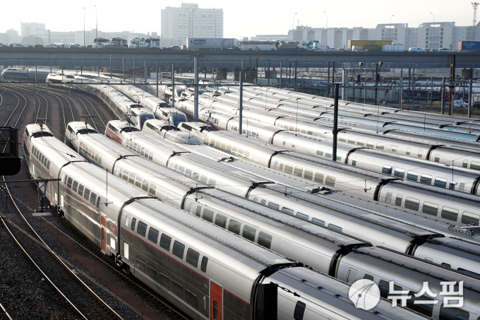 18일(현지시간) 프랑스 국영철도(SNCF)와 파리교통공사(RATP)  노조의 연금개혁 반대 시위로 일드프랑스 발드마른주 샤랑통르퐁의 국철 차고지에 열차들이 정차해 있다. [사진=로이터 뉴스핌]
