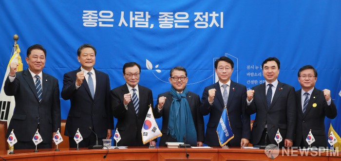 [서울=뉴스핌] 이형석 기자 = 이해찬 더불어민주당 대표(왼쪽 세번째 부터)와 영입인재 3호인 김병주 전 대장을 비롯한 의원들이 2일 오전 서울 여의도 국회에서 기념촬영을 하고 있다. 2020.01.02 leehs@newspim.com