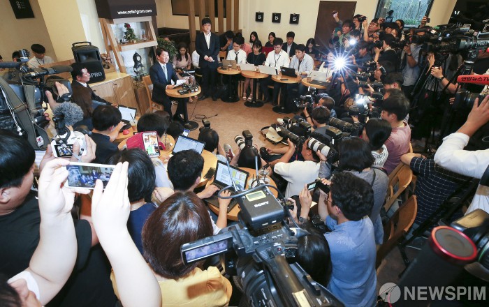 [서울=뉴스핌] 이형석 기자 = 안철수 전 바른미래당 대표가 12일 오후 서울 여의도 인근의 카페에서 기자간담회를 하고 있다. 이날 안 대표는 "정치일선에서 물러나 성찰과 채움의 시간을 갖고자 한다"며 "변함없이 응원해준 당원 동지와 지지자 여러분에게 깊이 감사드린다"고 말했다. 2018.07.12 leehs@newspim.com