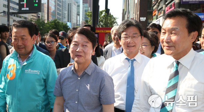 [서울=뉴스핌] 최상수 기자 = 박주선 바른미래당 공동대표, 안철수 서울시장 후보, 유승민 공동대표, 손학규 선대위원장이 3일 오후 서울 강남구 역삼동에서 선거유세에 나서고 있다. 2018.06.03 kilroy023@newspim.com
