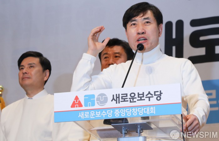 [서울=뉴스핌] 최상수 기자 = 5일 오후 서울 여의도 국회의원회관 대회의실에서 열린 새로운보수당 중앙당 창당대회에서 하태경 책임대표가 수락연설을 하고 있다. 2020.01.05 kilroy023@newspim.com