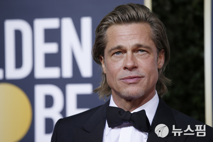 [베벌리힐스 로이터=뉴스핌] 최원진 기자= 배우 브래드 피트가 '제 77회 골든 글로브 시상식'에 참석해 포토타임을 갖고 있다. 2020.01.05