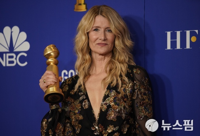 [베벌리힐스 로이터=뉴스핌] 김세원 기자 = 배우 로라 던이 5일(현지시간) 미국 캘리포니아주 베벌리힐스에서 열린 '제 77회 골든 글로브 시상식'의 포토룸에서 영화 부문 여우조연상 트로피를 들고 포즈를 취하고 있다. 로라 던은 영화 '결혼 이야기'로 여우조연상을 받았다. 2020.01.05.
