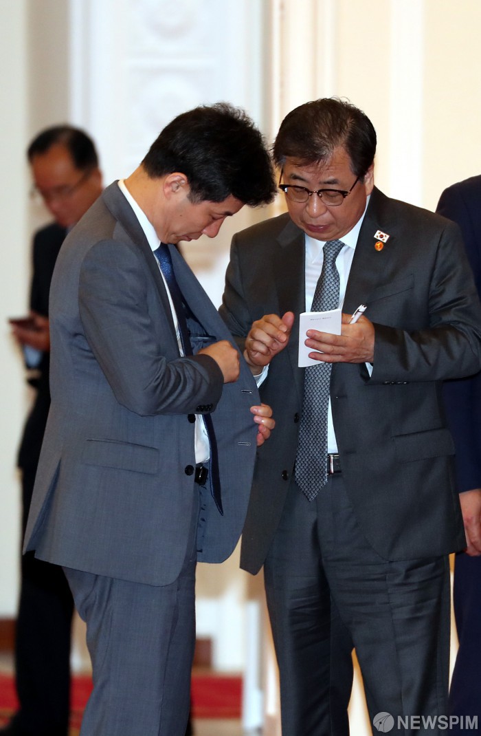[평양=뉴스핌] 평양사진공동취재단 = 서훈 국정원장이 윤건영 청와대 국정상황실장과 대화하고 있다. 2018.09.19