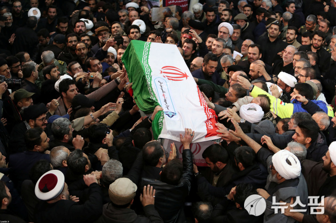 미군 무인기에 사살된 거셈 솔레이마니 이란 혁명수비대(IRGC) 쿠드스군 사령관의 장례식이 거행된 이란 테헤란에서 추모 군중들이 그의 관을 손에서 손으로 옮기고 있다. [사진=로이터 뉴스핌]