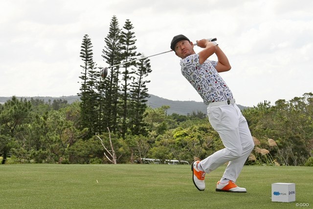 최호성이 지난해 11월 JGTO 헤이와 PGM 챔피언십에서 드라이버샷을 한 후 독특한 피니시를 취하고 있다. 최호성은 그 대회에서 JGTO 통산 3승째를 거뒀다. [사진=GDO]
