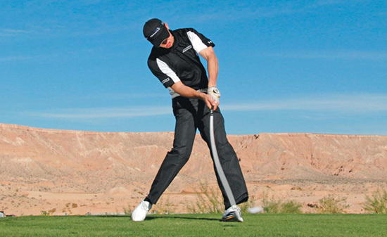 제이미 새들로스키가 월드 롱드라이브 챔피언십에서 우승할 당시 드라이버샷 임팩트 장면.  미국 골프닷컴은 "새들로스키의 드라이버샷 거리는 386.8야드이며  '떠가는 거리'(캐리) 만 해도 미국PGA 투어프로보다  44%나 길다"고 보도했다.  [사진=골프다이제스트]