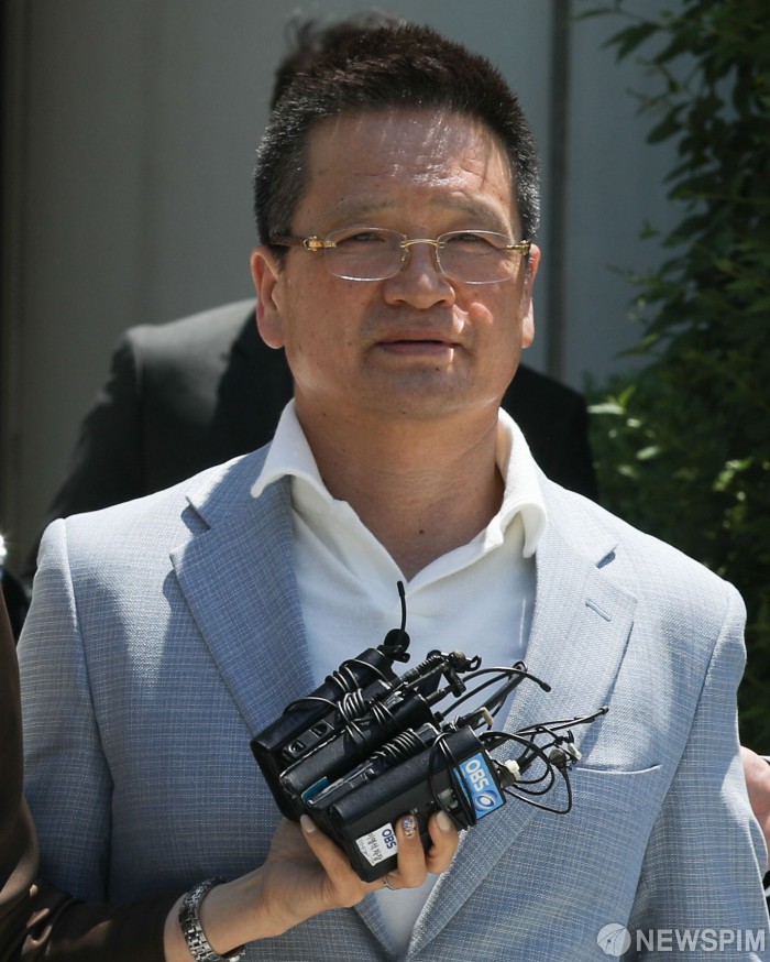 [서울=뉴스핌] 최상수 기자 = 김학의 전 법무부 차관에게 뇌물을 건넨 혐의 등을 받고 있는 건설업자 윤중천씨가 22일 오후 서울 서초구 서울중앙지방법원에서 열린 구속 전 피의자 심문(영장실질심사)를 마친 뒤 호송차로 향하고 있다. 2019.05.22 kilroy023@newspim.com