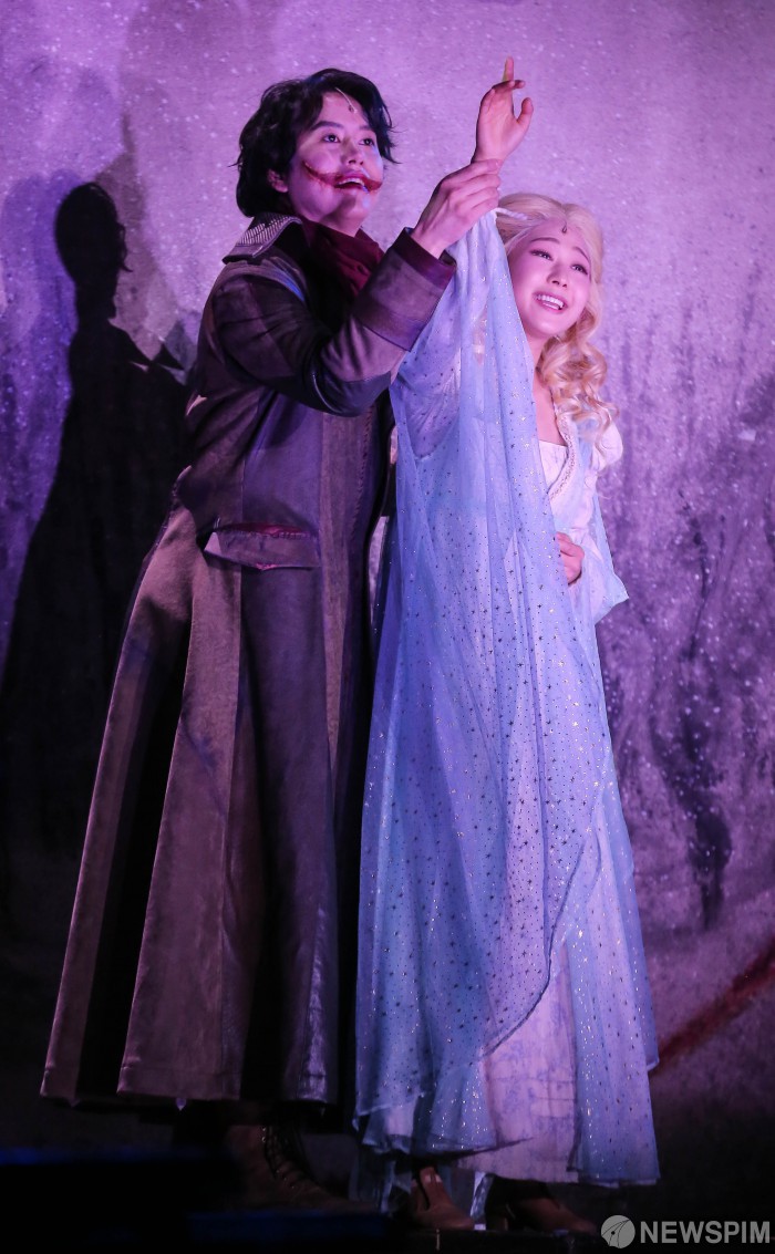 [서울=뉴스핌] 윤창빈 기자 = 그룹 슈퍼주니어의 규현, 배우 이수빈이 14일 오후 서울 서초구 예술의전당에서 열린 뮤지컬 웃는 남자 프레스콜에서 멋진 연기를 선보이고 있다. 빅토르 위고의 소설을 원작으로 한 뮤지컬 '웃는 남자'는 신분 차별이 극심했던 17세기 영국을 배경으로 빈부격차와 사회의 부조리함을 그린다. 2020.01.14 pangbin@newspim.com