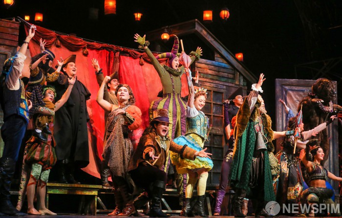 [서울=뉴스핌] 윤창빈 기자 = 14일 오후 서울 서초구 예술의전당에서 열린 뮤지컬 웃는 남자 프레스콜에서 배우들이 멋진 연기를 선보이고 있다. 빅토르 위고의 소설을 원작으로 한 뮤지컬 '웃는 남자'는 신분 차별이 극심했던 17세기 영국을 배경으로 빈부격차와 사회의 부조리함을 그린다. 2020.01.14 pangbin@newspim.com