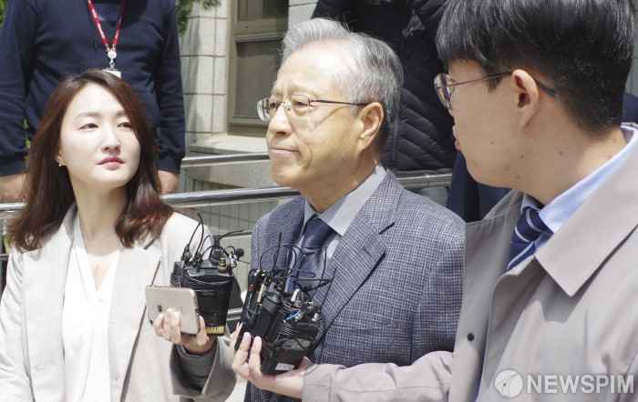 [서울=뉴스핌] 백인혁 인턴기자 = KT 채용 비리에 관여한 혐의를 받는 이석채 전 KT 회장이 30일 오후 서울 양천구 서울남부지방법원에서 열린 영장실질심사를 마치고 법정을 나서고 있다. 2019.04.30 dlsgur9757@newspim.com