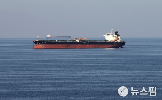 한 유조선이 호르무즈 해협을 지나고 있다. [사진=로이터 뉴스핌]