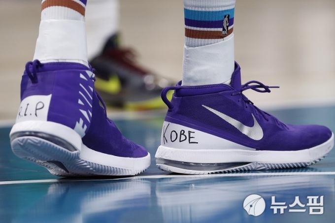 [솔트레이크 시티 로이터=뉴스핌] 권지언 기자 = 27일(현지시각) 미국 유타주 솔트레이크시티에 위치한 비빈트 스마트홈 아레나에서 열린 농구 경기 중 유타 재즈의 주전 센터 루디 고베르가 전날 사망한 NBA 전설 스타 코비 브라이언트의 죽음을 애도하며 'R.I.P(Rest In Peace) Kobe(코비, 평화롭게 잠들다)'란 문구가 적힌 신발을 신고 경기를 하고 있다. 2020.01.28