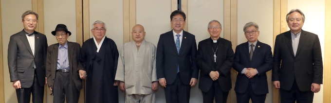 [서울=뉴스핌] 이현경 기자 = 박양우 문화체육관광부 장관이 4일 서울 중구의 한 식당에서 종교계 지도자들과 간담회를 갖고 기념촬영을 하고 있다. [사진=문체부] 2020.02.04 89hklee@newspim.com