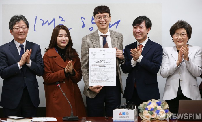 [서울=뉴스핌] 최상수 기자 = 김웅 전 부장검사가 4일 오전 서울 여의도 국회의원회관에서 열린 새로운보수당 인재영입 발표에서 입당원서에 서명 후 기념촬영을 하고 있다. 2020.02.04 kilroy023@newspim.com