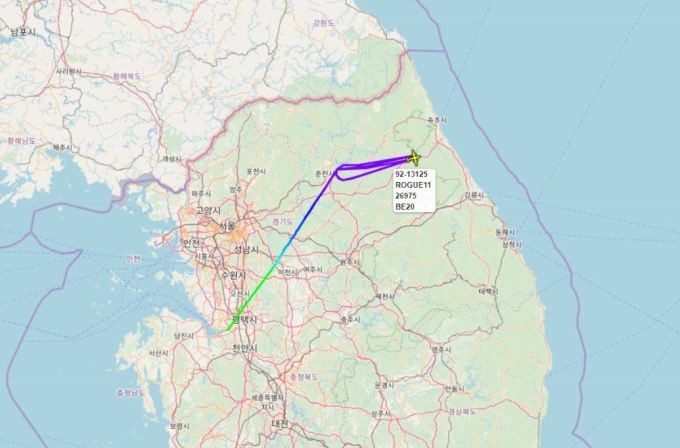 항공기 추적사이트 'SR Airband & Aviation'은 6일 "주한미군의 특수정찰기 가드레일(RC-12X)이 오산 미 공군기지를 출발해 시긴트(SIGINT, 신호정보수집) 작전을 수행했다"고 밝혔다. 이 사이트에 따르면 가드레일은 오산 공군기지에서 이륙해 경기도 이천시 부근을 지나 강원도 춘천시와 속초시 상공을 비행했다. 가드레일은 주한 미 육군 501정보여단 3정보항공탐색분석대대에 배치된 특수정찰기로, 지난해 기준으로 총 10대가 배치된 것으로 알려져 있다. 시긴트를 수집하는 정찰기로, 전장에서 작전을 수행하는 부대에 표적 정보를 실시간으로 제공하는 임무를 수행한다. [사진=SR Airband & Aviation]