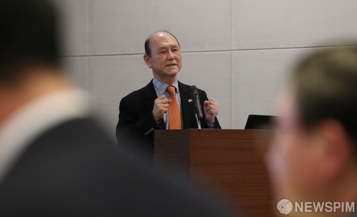 [서울=뉴스핌] 정일구 기자 = 최광 전 보건복지부 장관이 6일 오후 서울 영등포구 전경련회관 컨퍼런스센터에서 한국경제연구원 주최로 열린 '국민연금 독립성 확보를 위한 지배구조 개선 세미나'에서 '국민연금 기금운용 지배구조 : 무엇이 왜 문제이고 어렵게 해야하는가?'를 주제로 발표를 하고 있다. 2020.02.06 mironj19@newspim.com