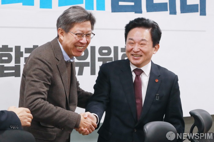 [서울=뉴스핌] 이형석 기자 = 박형준 위원장(왼쪽)과 원희룡 제주도지사가 지난 1월 22일 오전 서울 여의도 국회 의원회관에서 열린 혁신통합추진위원회 회의에서 악수를 하고 있다. 2020.01.22 leehs@newspim.com