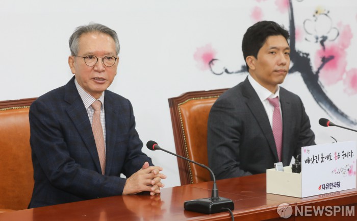 [서울=뉴스핌] 최상수 기자 = 김형오 자유한국당 공천관리위원장이 12일 오전 서울 여의도 국회에서 열린 송한섭 전 서울서부지검 검사 인재영입 관련 기자회견에서 발언하고 있다. 2020.02.12 kilroy023@newspim.com