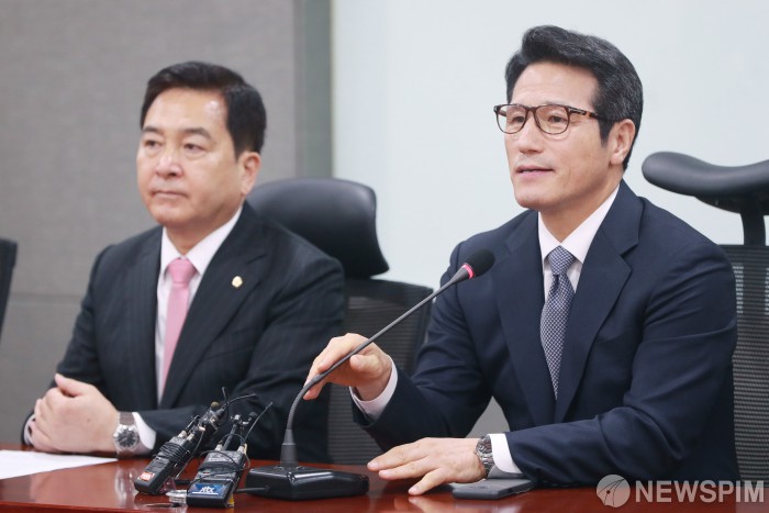 [서울=뉴스핌] 이형석 기자 = 정병국 새로운보수당 의원이 14일 오후 서울 여의도 국회 의원회관에서 열린 수임기관 합동회의에서 인사말을 하고 있다. 2020.02.14 leehs@newspim.com